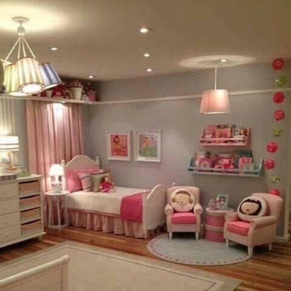 Meet your Posher, Claudia - Picture 1 of 1